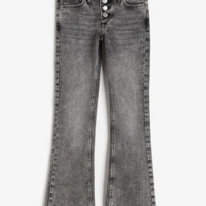 Low rise flare jeans - Flare jeans, från hm ’s barn avdelning 💕 säljer för de är för korta! Nypris 280kr