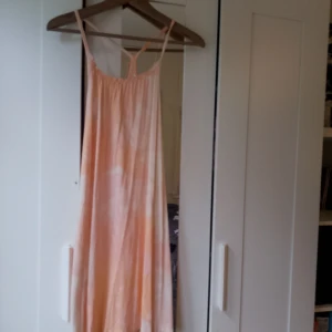 Ljusrosa sommarklänning - Säljer en superfin ljusrosa klänning perfekt för sommaren! Den är axelbandslös och har en lös passform som gör den bekväm och luftig. Materialet känns mjukt och skönt mot huden. Perfekt för en dag på stranden eller en somrig fest! 🌸