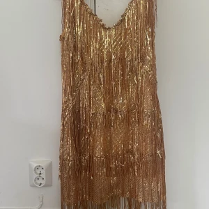 guldig klänning  - Super fin klänning med guldiga paljetter, endast använd en gång! Köpt för 600kr, hör av dig vid funderingar eller frågor, jag svarar så snabbt jag kan🩷🩷