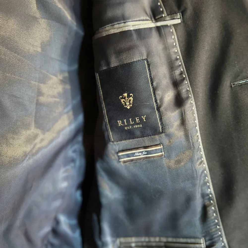 Riley (från BROTHERS) slim fit kavaj i storlek 46, marinblå. Nypris ca 1700kr. Mitt pris 400kr.  Använd 3 gånger. . Kostymer.