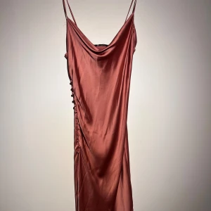 Satinklänning Zara - Satinklänning från Zara . Aldrig använd 
