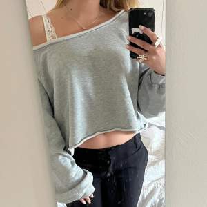 En grå hoodie/ off shoulder tröja från junkyard I strl s/xs. SUPER FIN💕💕💕