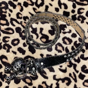 y2k bälte - döskalle bälte, svart. inte haft för länge och inte så använt, inga rhinestones har ramlat av men vissa kulor på sidan av bältet håller på åka av