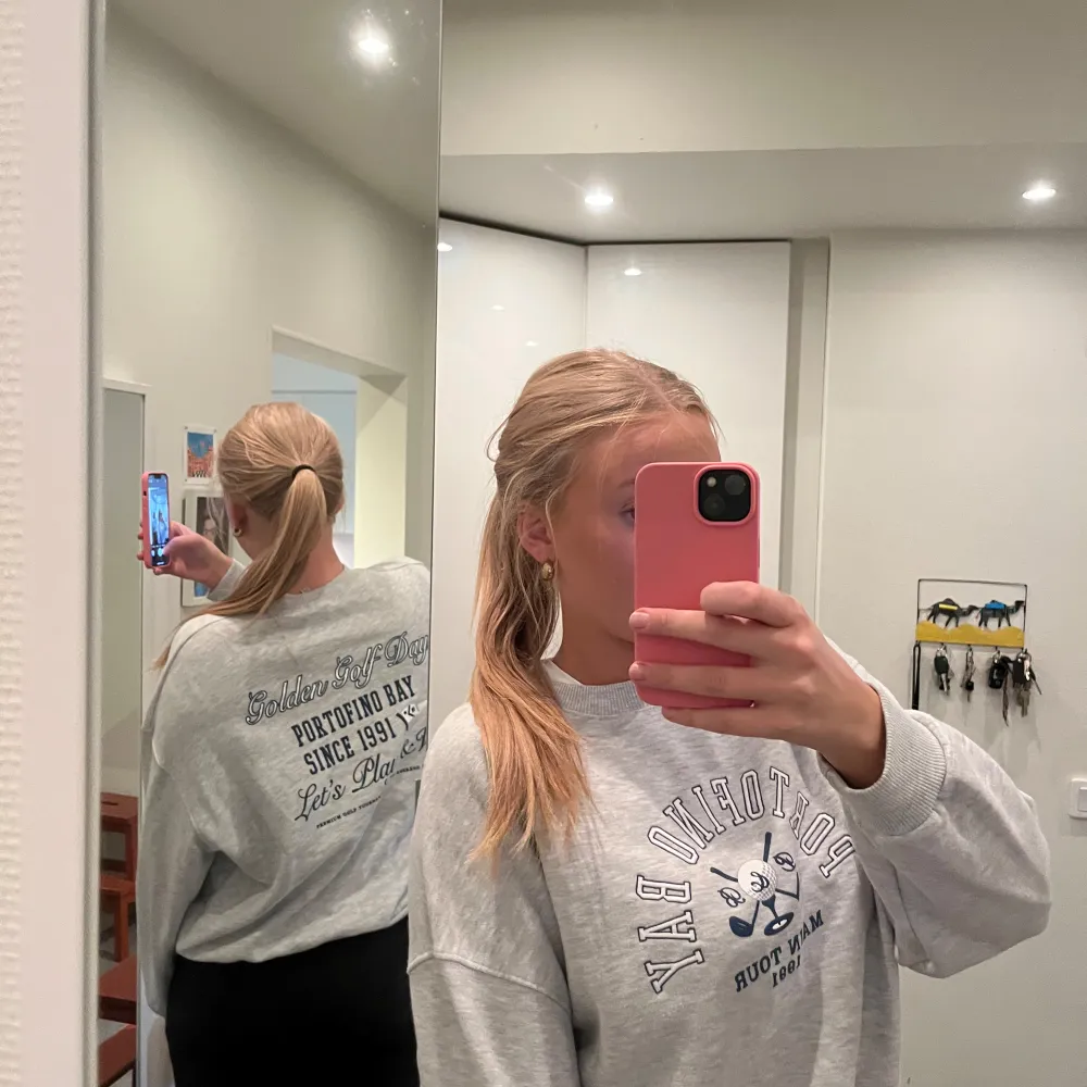 Grå sweatshirt från pull&bear med tryck, säljs inte längre. Nypris 399, säljer för 200, men kan tänka mig lägre pris vid snabb affär. Tröjan är i bra skick, inte använt mycket alls. Säljer då den ej passar längre. Hoodies.