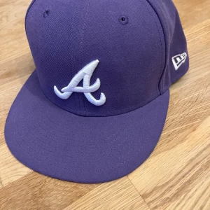 New era cap  - New era baseball cap, skick 9/10. . Pris kan diskuteras. Nypris 499kr