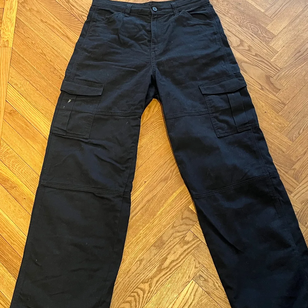 Säljer dessa supersnygga cargo byxor från H&M i storlek 38 🖤. Jeans & Byxor.