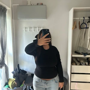 Svart topp - En jätte fin svart topp i storlek M från Zara med öppen rygg💕passar även stolek S