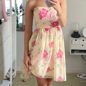 Klänning - Bra skick, som oanvänd! Strl 34, normal i storleken. Kjolens längd är 51cm, jag är 160cm och tycker den är lite lång på mig. Dragkedja i sidan så den är lätt att få på och av, samt knytning i ryggen. PRIS KAN DISKUTERAS!!  Pris + frakt 💖