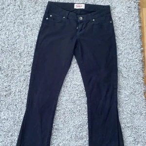 Lowwaist jeans - Snygga svarta lågmidjade jeans😍Bootcut Midja mätt rakt över är ca 39cm. Innerbensmått ca 83cm