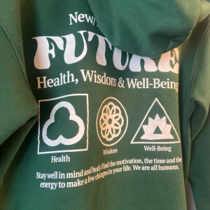 Grön hoodie - Grön hoodie från hm. Tryck på framsidan och ett stort tryck på basksidan. Endast använts fåtal gånger. Köpt på herr avdelningen men kan användas av alla.  Storlek S