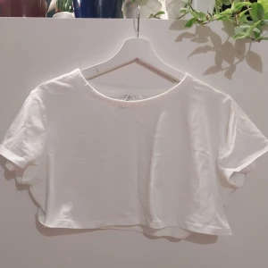 Topp - Aldrig använd, nyskick | toppen är lite åt det tajtare hållet och slutar precis under brösten