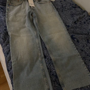 Jeans storlek 42 - Köpt men aldrig använd då jag inte har orkat lämna tillbaka, den är lite dirty blue och jätte fin men jag är en lång tjej så den passade inte på mig. Annars hade jag behållt den. Priset kan diskuteras.