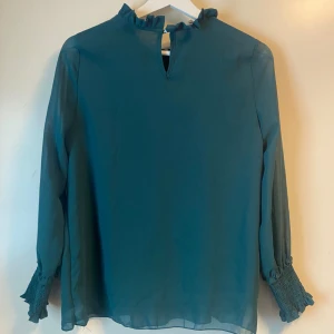 Mörkgrön blus - Mörkgrön blus med knapp.  Liten storlek ungefär 32/34 xs/xxs