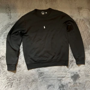 Ralph Lauren Tröja - Säljer en ralph lauren tröja i färgen svart och storleken S