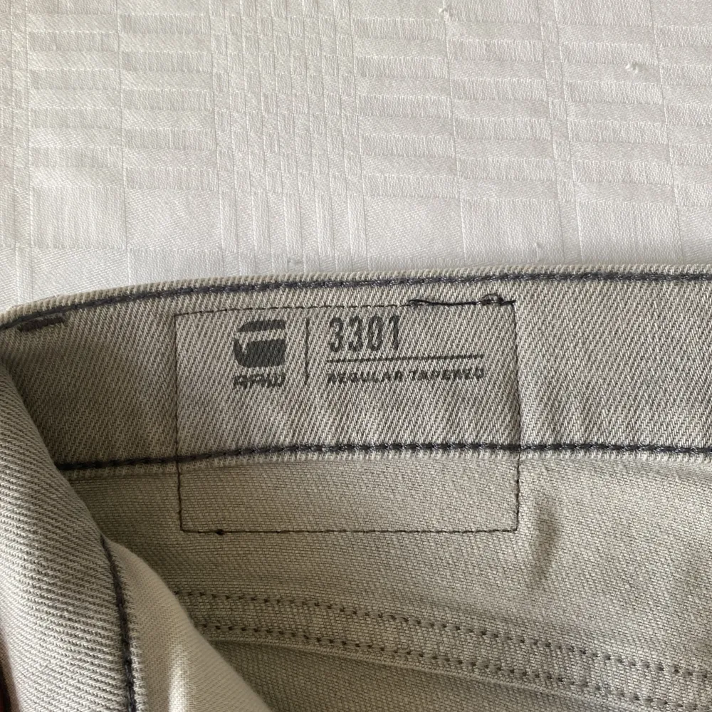 Mina jeans är använda få antal gånger och vill sälja dem passar folk med inte jätte stor Medja . Farkut & Housut.