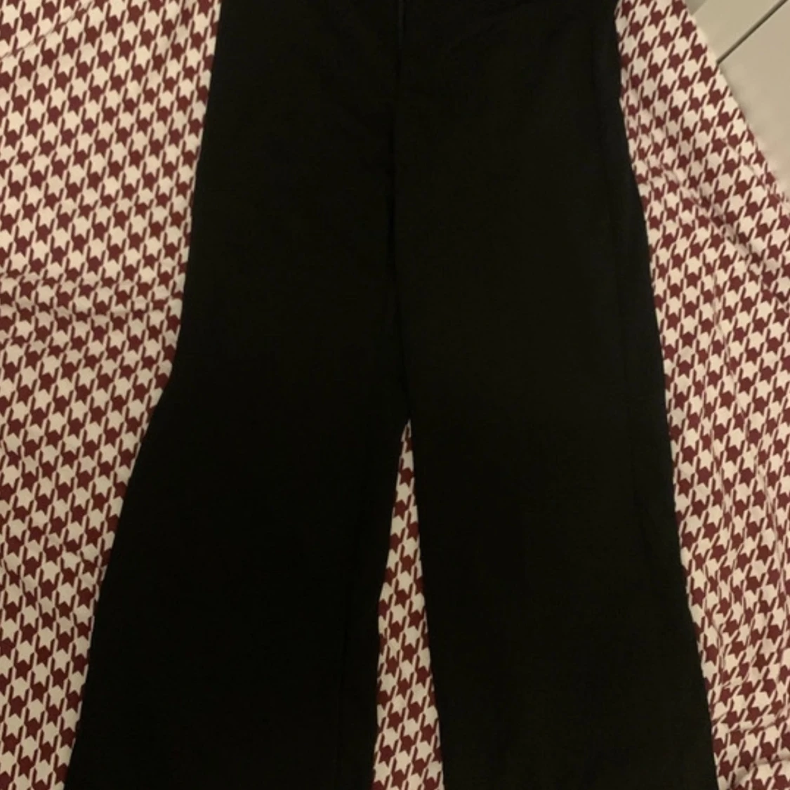 Svarta byxor med knappar