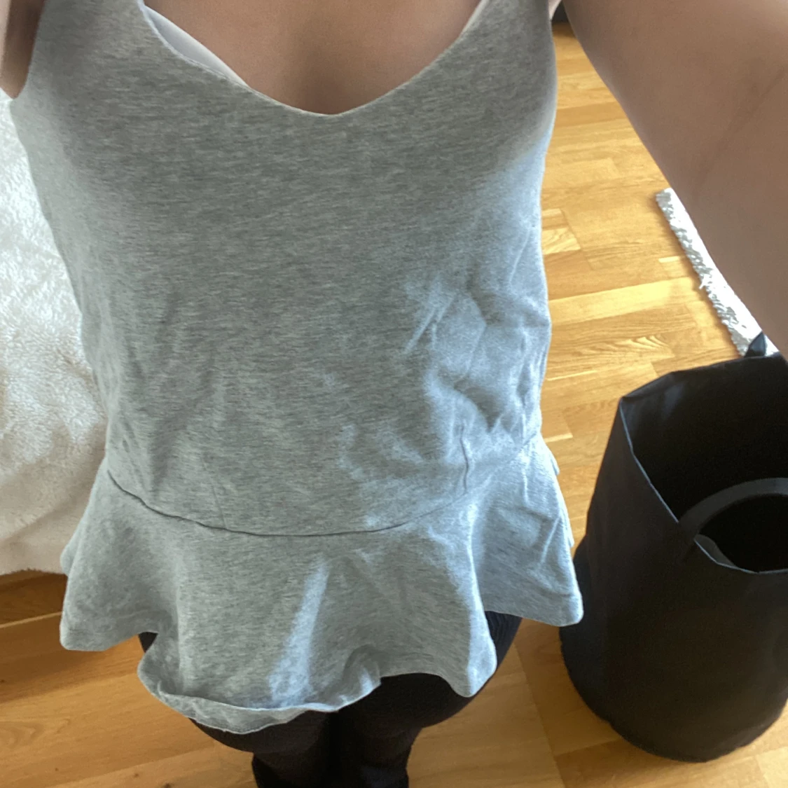 Grå ärmlös topp med volang - 91