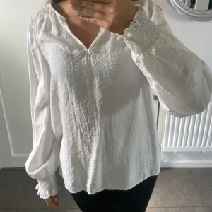 Blus - Vit blus från Vero Moda ! Jättefin och passar till det mesta💗hör av er för fler bilder! Köparen står för frakten 🫶🏼