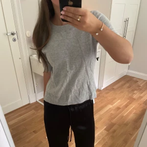 Stickad T-shirt - Ljusgrå stickad t-shirt, använd endast en gång alltså som ny. 