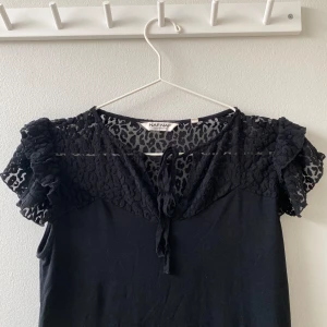 Svart leopard blus  - Säljer denna super fina leopard blus med volangarmar och knyte på framsidan storlek S från Naf Naf🩷 