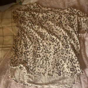 T-shirt - Leopard mönstrad t-shirt. Lite längre på baksidan.