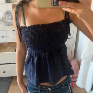 Jätte sött linne - Mörkblått nästan oanvänd jätte bra skick 