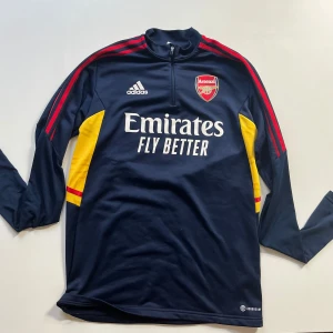 Original Adidas långärmad Arsenal tröja storlek S - Arsenal tröja från adidas i storlek S, inga skavanker