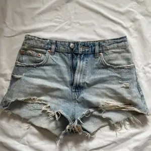 Säljer dessa populära zara shorts som ej kommer till användning längre då jag har många lika. I fint skick, köpt förra sommaren. 