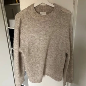 Stickad tröja - Superfin men inte min stil längre. Nypris 599kr och i nyskick 💕