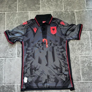 Fotbollströja  - En unik och snygg fotbollströja, Albanien. Aldrig använd och påse medföljer. 