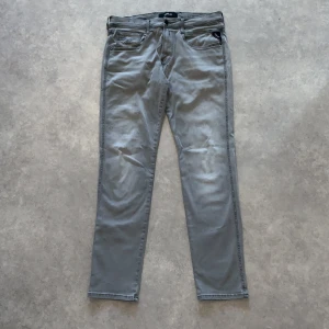 Replay anbass hyperflex - Säljer ett par gråa Replay anbass hyperflex i strl 33 , riktigt bra skick, hor av er om ni har någon fråga.