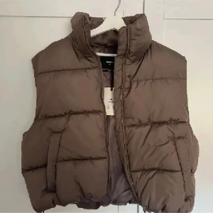 Väst - Supersnygg väst från bikbok, helt ny med prislappen kvar! Storlek m men den är croppad så skulle säga att den passar även xs-s💗