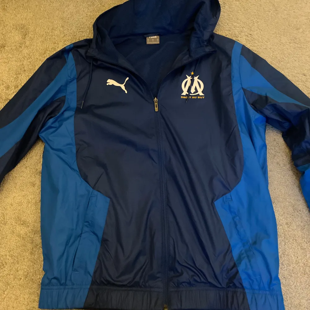 En Marseille windbreaker / jacka från zalando köpt för ca 1 år sen för ca 1200 aldrig använt så jag kände den va lite för stor för mig, nyskick 10/10 storlek M.. Jackor.