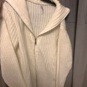 Vit stickad - Aldrig haft på mig den, oversize xs 