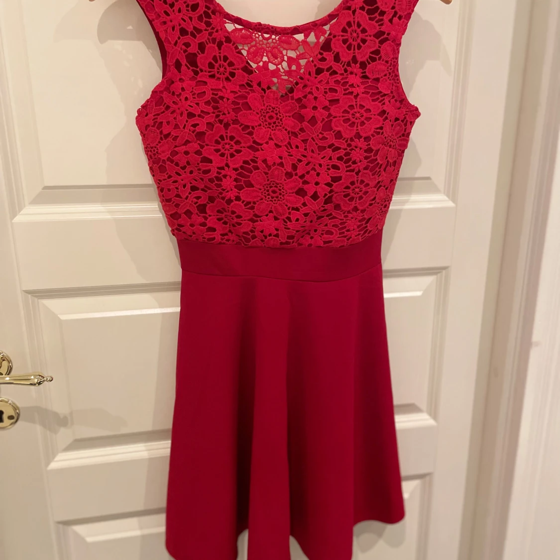 Röd klänning med spetsdetaljer - 90