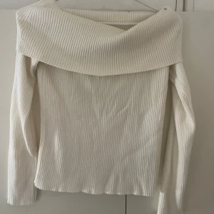 Off shoulder top  - En fin off shoulder top från HM, aldrig använt, är i superfint skick! Storlek M 
