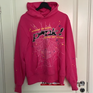 Spider hoodie - Skick 10/10 har byxorna till sättet ute till försäljning. Köpta på plick vet ej om äkta.
