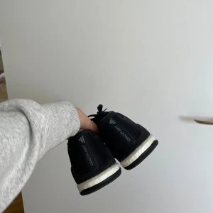 Adidasskor i nyskick!!! - Supersköna adidas i nyskick, endast använda ett par gånger vid inomhusträning. Används ej pga för små för mig.🧡