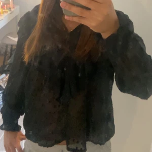 Svart blus - Säljer en jätte fin blus från only då den inte kommer till användning. 💞 Är ganska stor i storleken men annars passar den jätte bra på mig som har storlek XS/S, jätte fint skick också. Använd cirka 3 ggr.💞