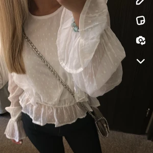 Blus  - Säljer denna eleganta blusen från Gina Tricot. Säljer eftersom blusen inte kommer till någon användning. Blusen är i bästa skick. 💕💕