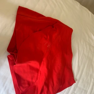 Röd volangkjol - Super gullig röd volangkjol från Zara med inbyggda shorts, skriv för fler bilder 