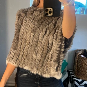 Poncho  - Poncho i päls köpt på sellpy men aldrig använd av mig och köpte i nyskick💓🙏🏼