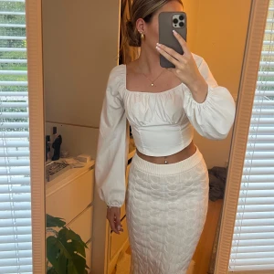 Vit långärmad topp - Säljer en superfin vit topp med puffiga ärmar och urringning. Perfekt för både vardag och fest!💛Står ingen storlek, men skulle säga XS