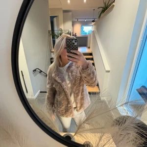 Jacka  - Jättesnygg och skön rosa pälsjacka! Inte använd mycket!💓💓