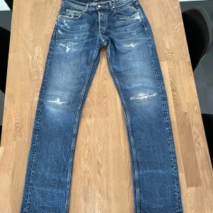 Replay. Groover original jeans, medium blue. Herr. - Nyskick, använda 1 gång. Strl 31/34. Nypris 2200kr. 