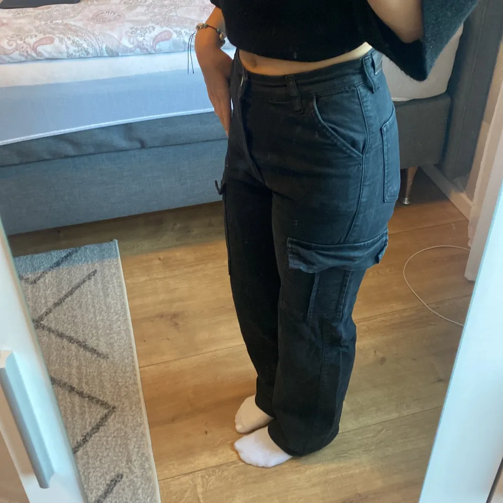 De är i bra skick, snygga till vardags💓 Stolek:S  ( materialet är Stretchit)  Midwest jeans Färg:svarta . Jeans & Byxor.