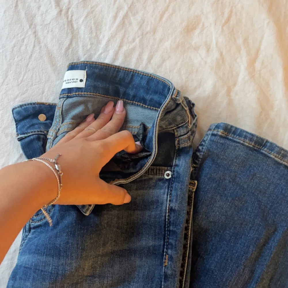 Ett par lågmidjade jeans ifrån zara i storlek 32💞. Jeans & Byxor.