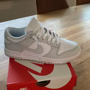 Helt oanvända nike dunk low i storlek 37.5 i färgen white/photon dust-white