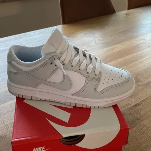 NIKE DUNK LOW  - Helt oanvända nike dunk low i storlek 37.5 i färgen white/photon dust-white