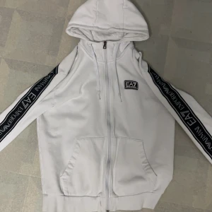 EA7 kofta Vit S - Används ett par gånger och är i bra skick 